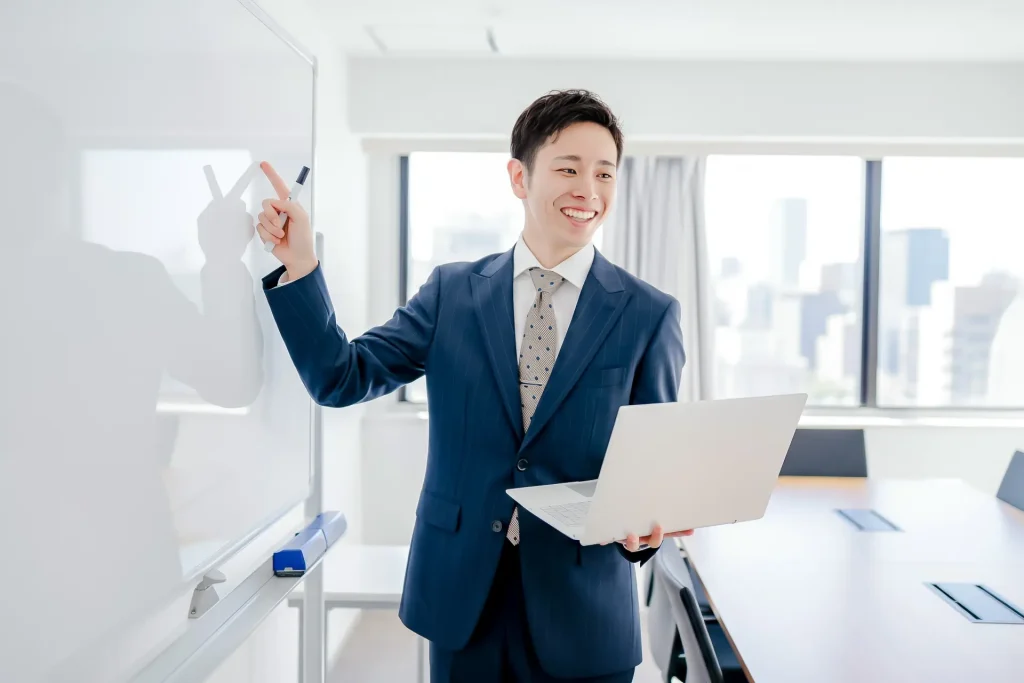 プレゼンテーションを行っている男性
