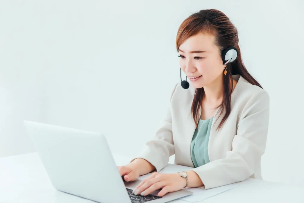PC画面を見ながら通話している女性
