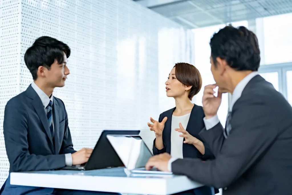 会議中に参加する人々